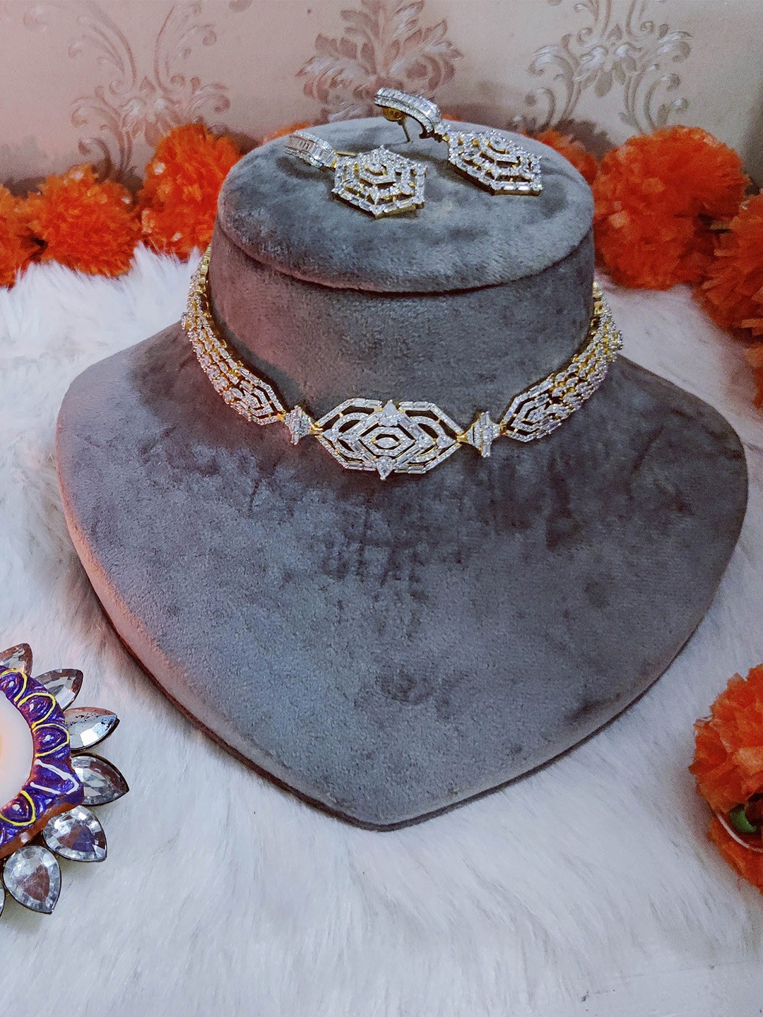 

STYLE DECO Gold-Plated Stone Studded Choker Set