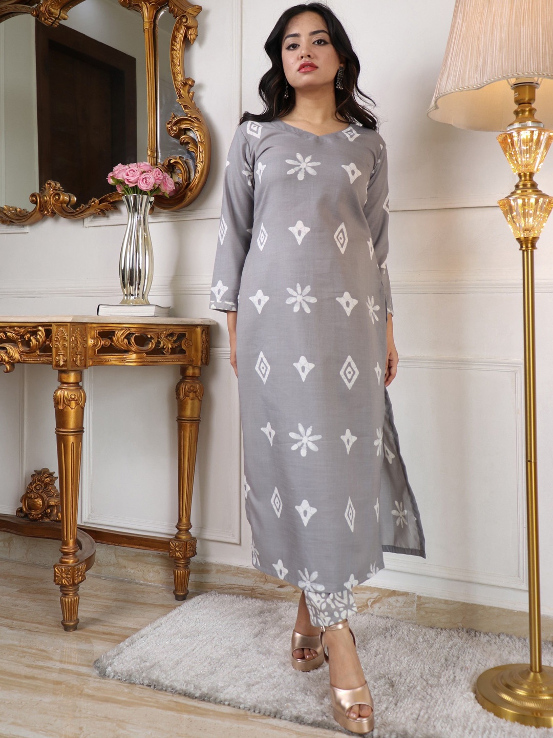 

VIVARAA FASHION Floral Printed Straight Kurta with Trousers, Grey