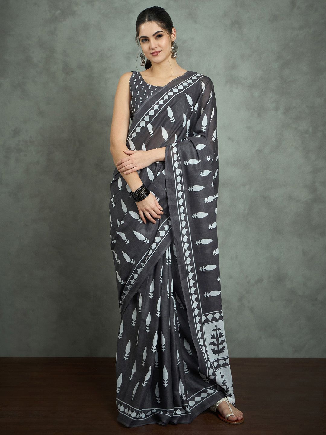 

Mitera Ethnic Motifs Printed Saree With Blouse Piece, Grey