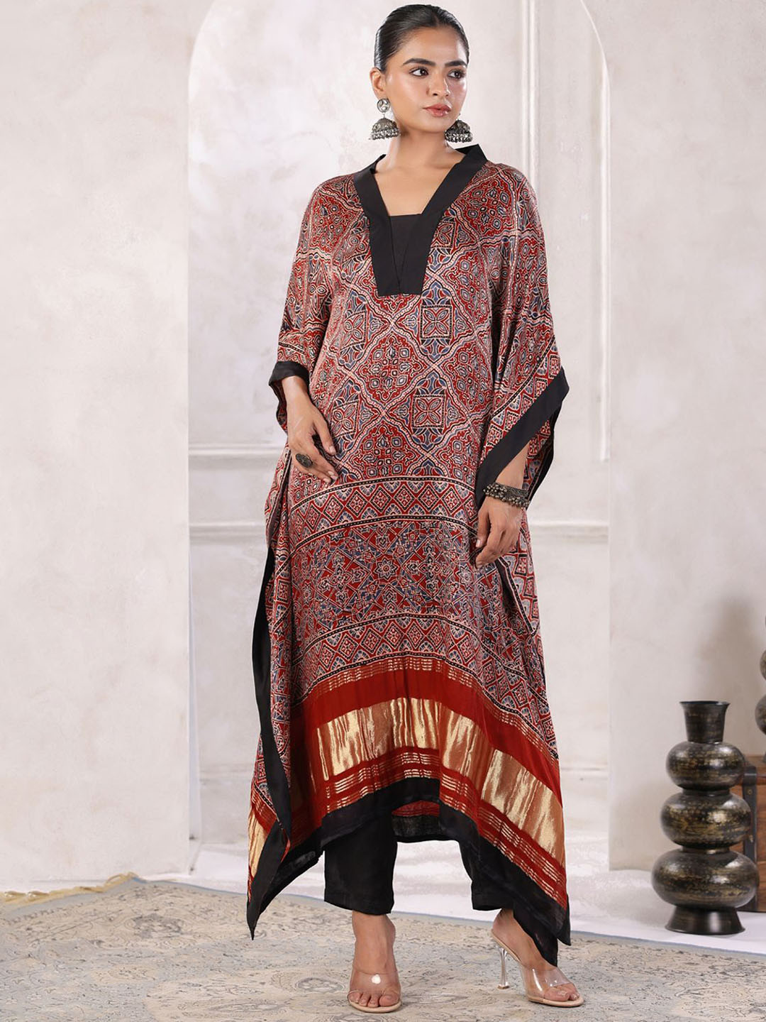 

Geroo Luxe Women Hand Block Floral Printed Regular Kurta with Trousers, Maroon