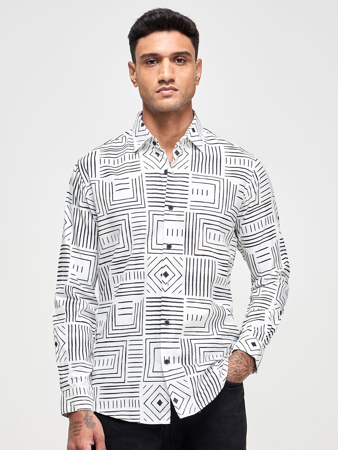 

Red Flame Men Spread Collar Geometric Printed Cotton Casual Shirt, White