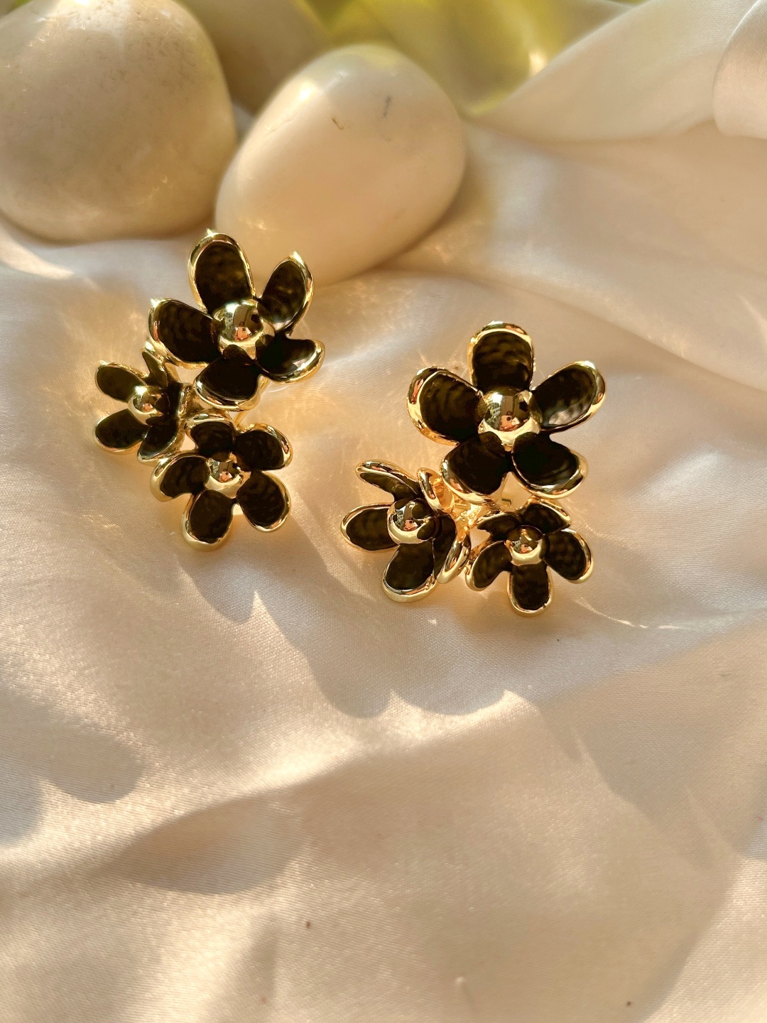 

The Jewellery Tale Gold-Plated Floral Studs, Black
