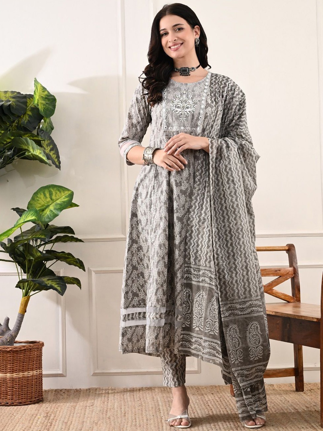 

DHROOV TARA Women Ethnic Motifs Printed Regular Pure Cotton Kurta Set, Grey