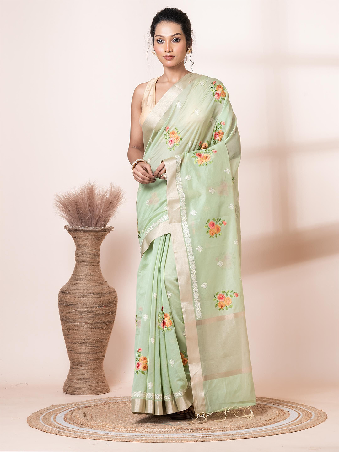 

VIBHAVARI Woven Design Embroidered Zari Saree, Green