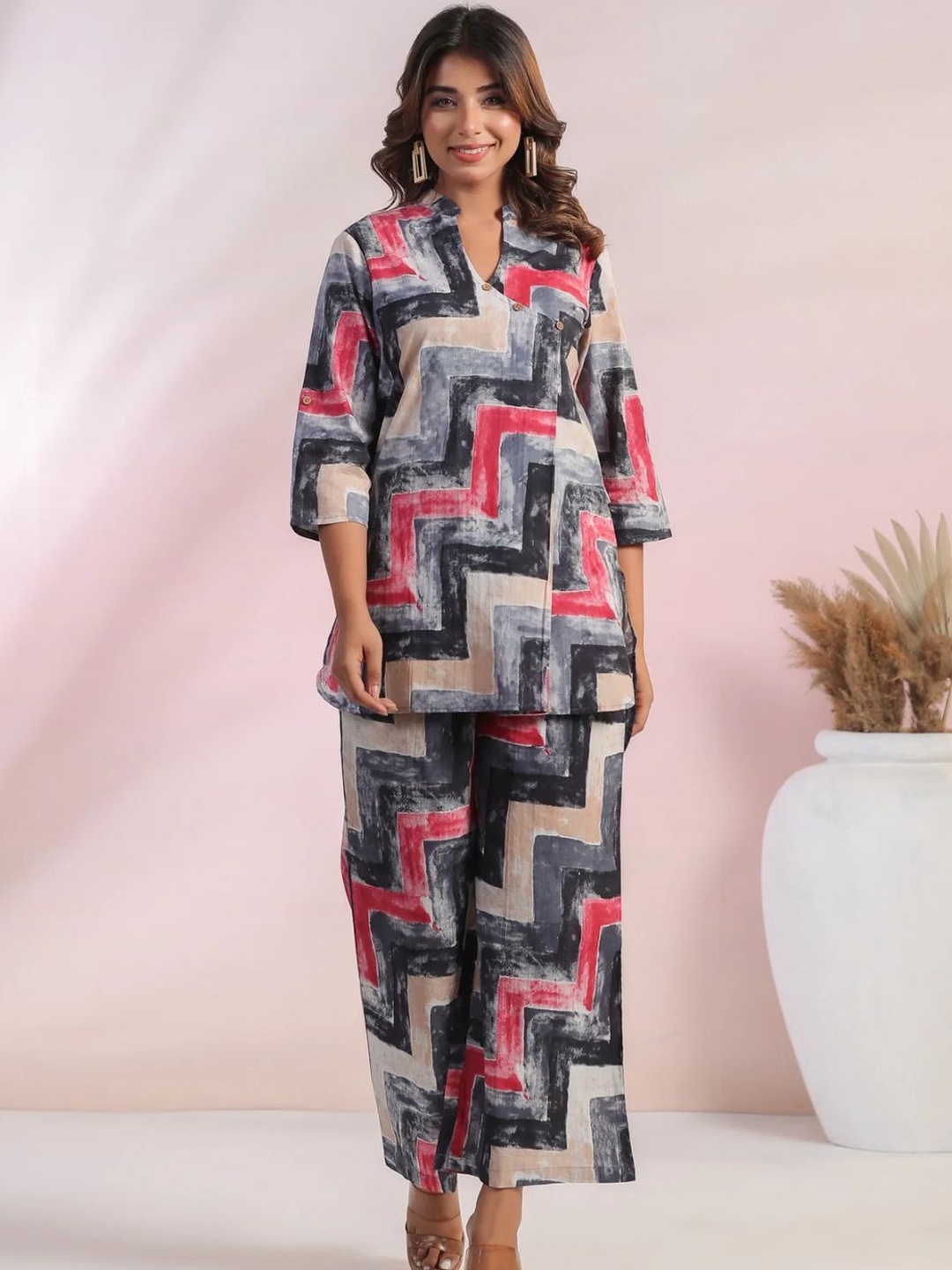 

NIJANAND TEXTILE Chevron Printed Pure Cotton Straight Kurta & Palazzos, Black