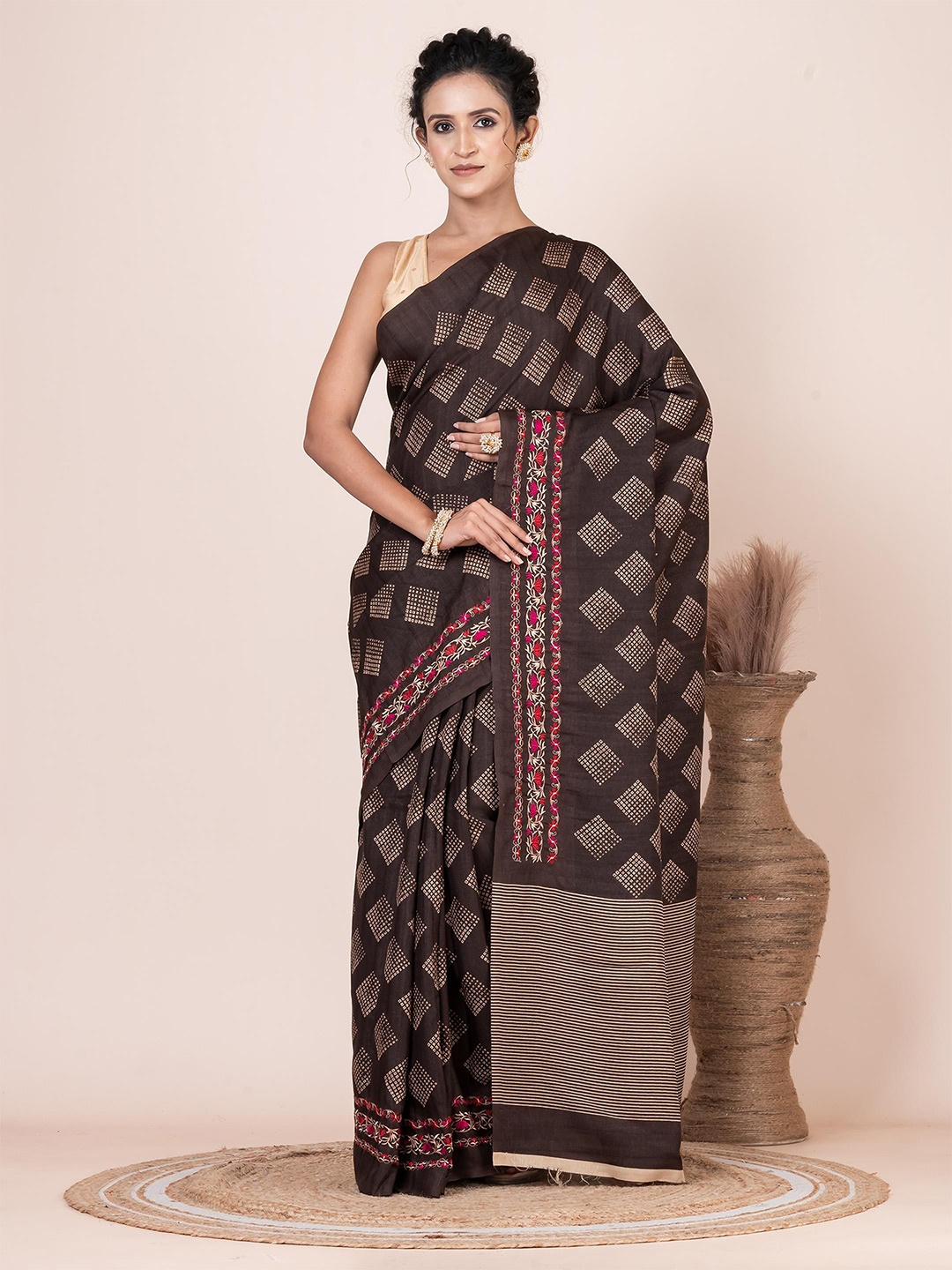 

VIBHAVARI Ethnic Motifs Embroidered Saree, Coffee brown