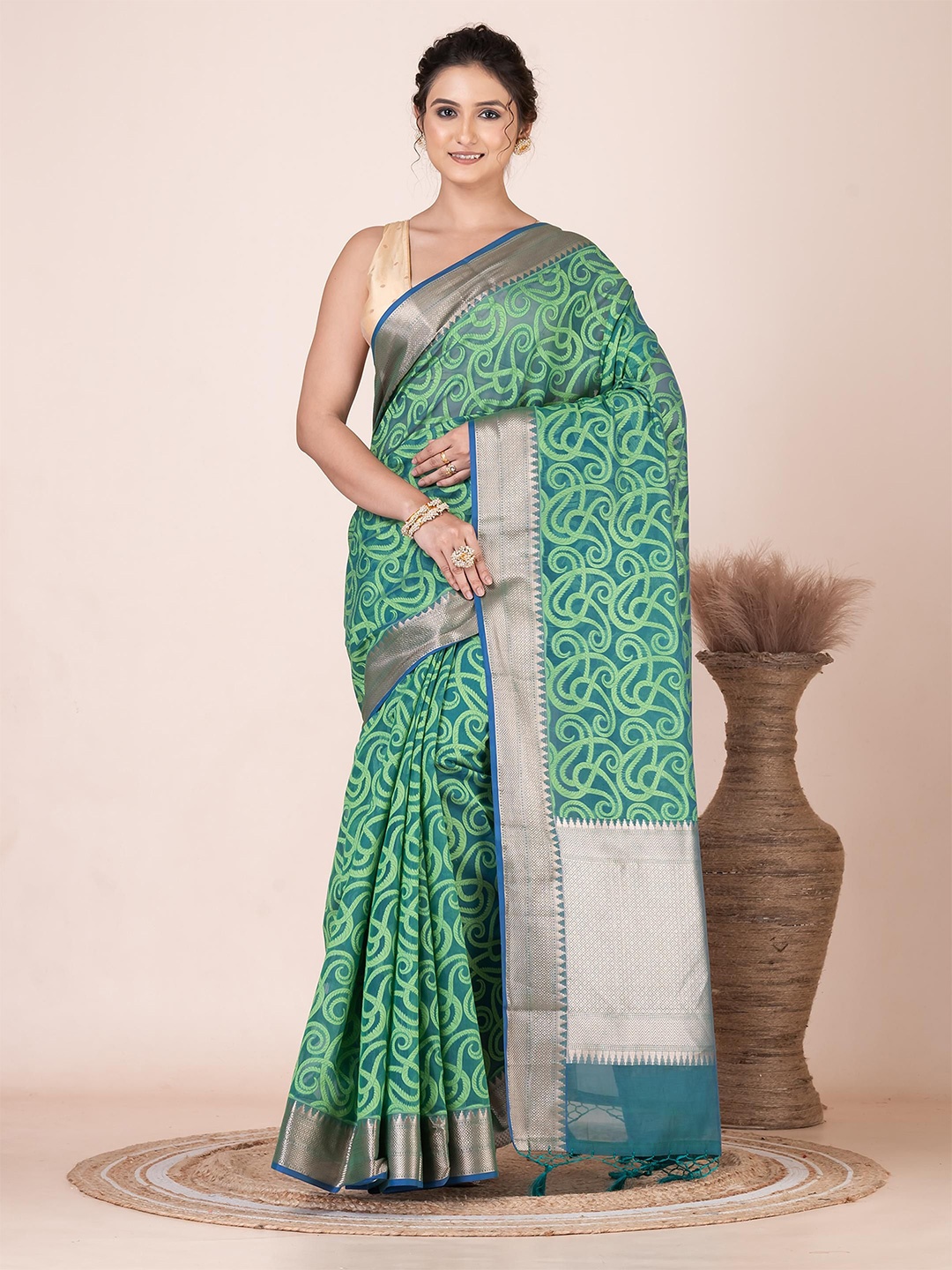 

VIBHAVARI Paisley Printed Woven Design Zari Saree, Blue