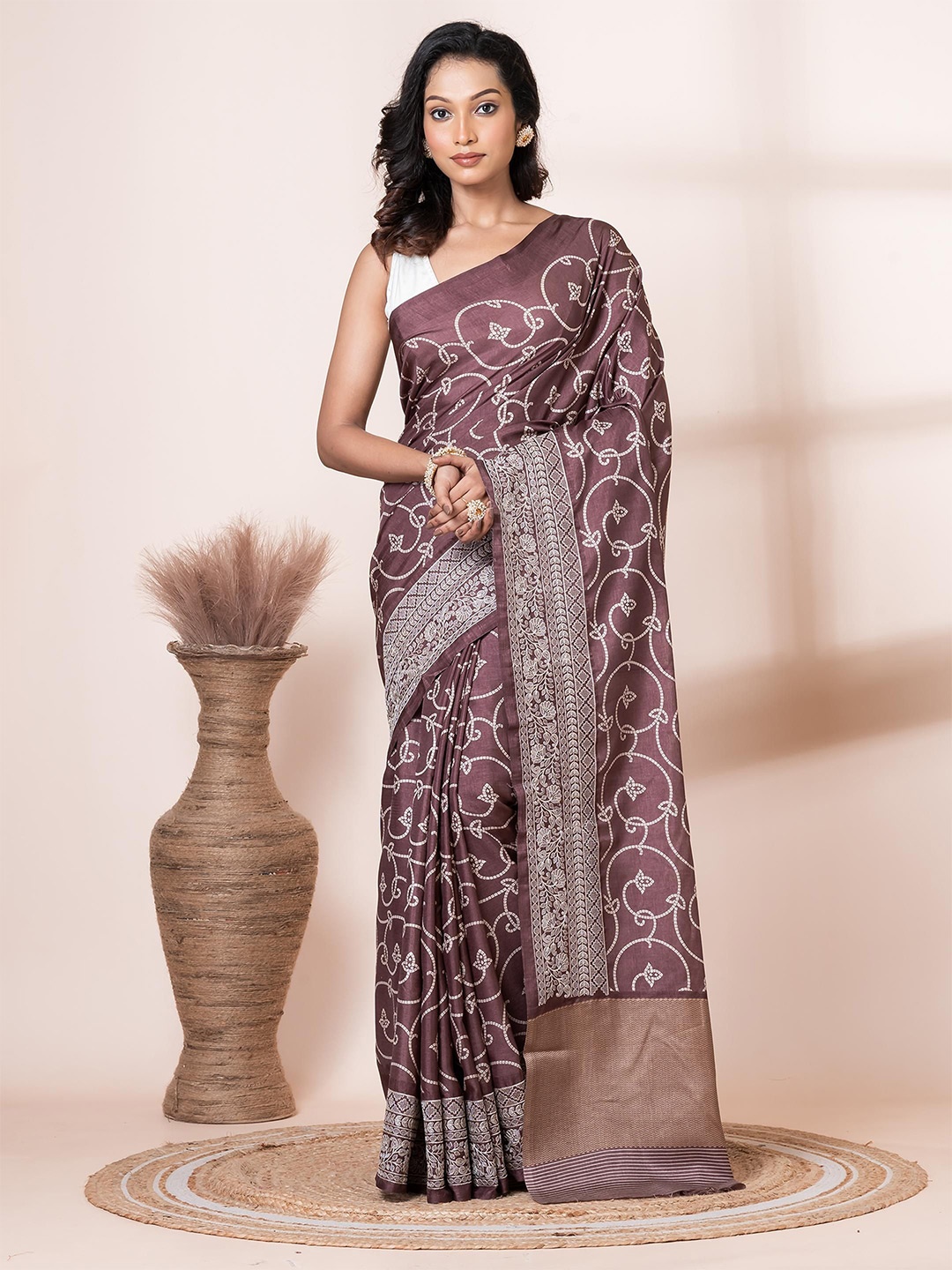 

VIBHAVARI Ethnic Motifs Printed Zari Saree, Red