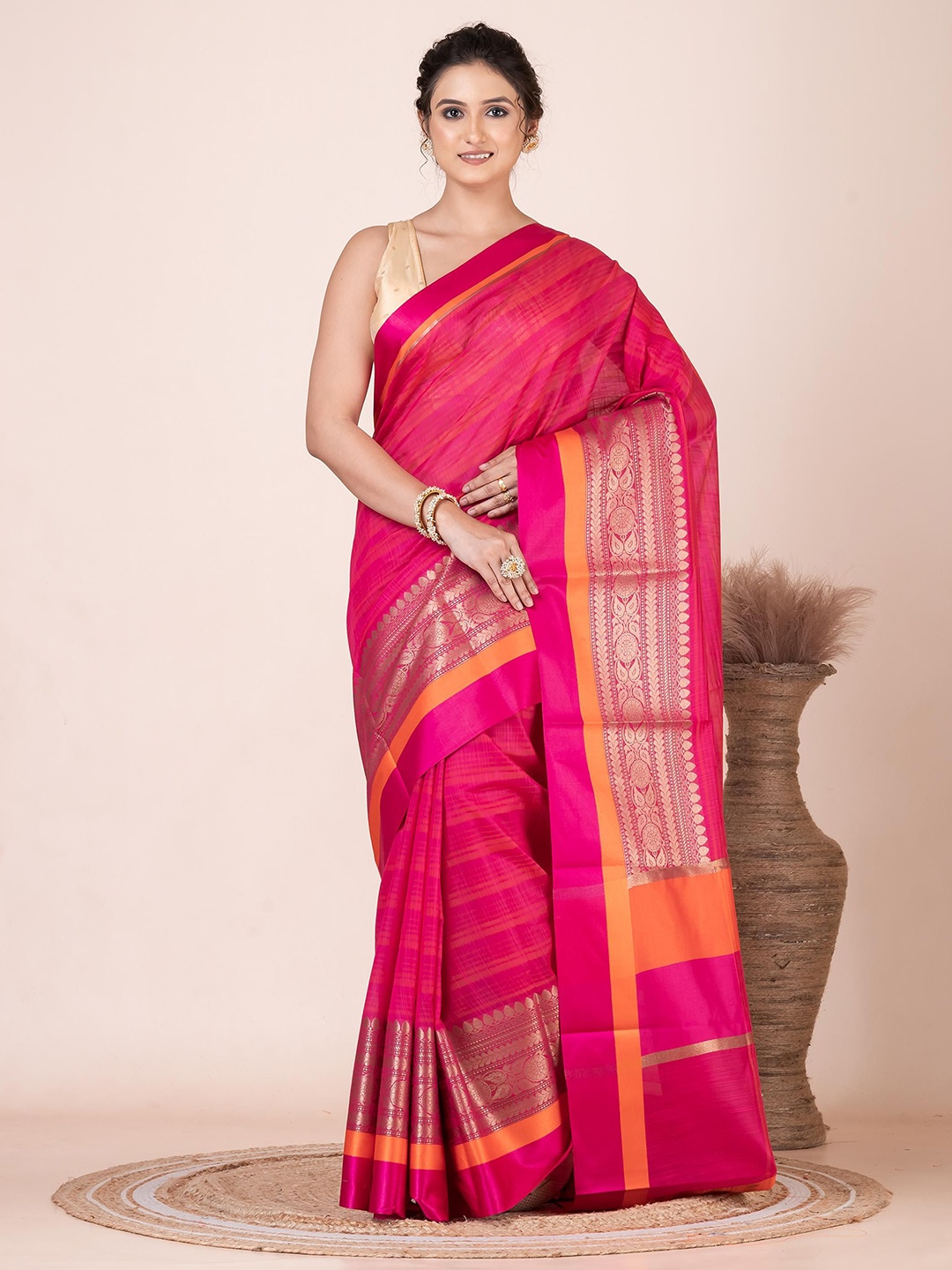 

VIBHAVARI Striped Saree With Blouse Piece, Red