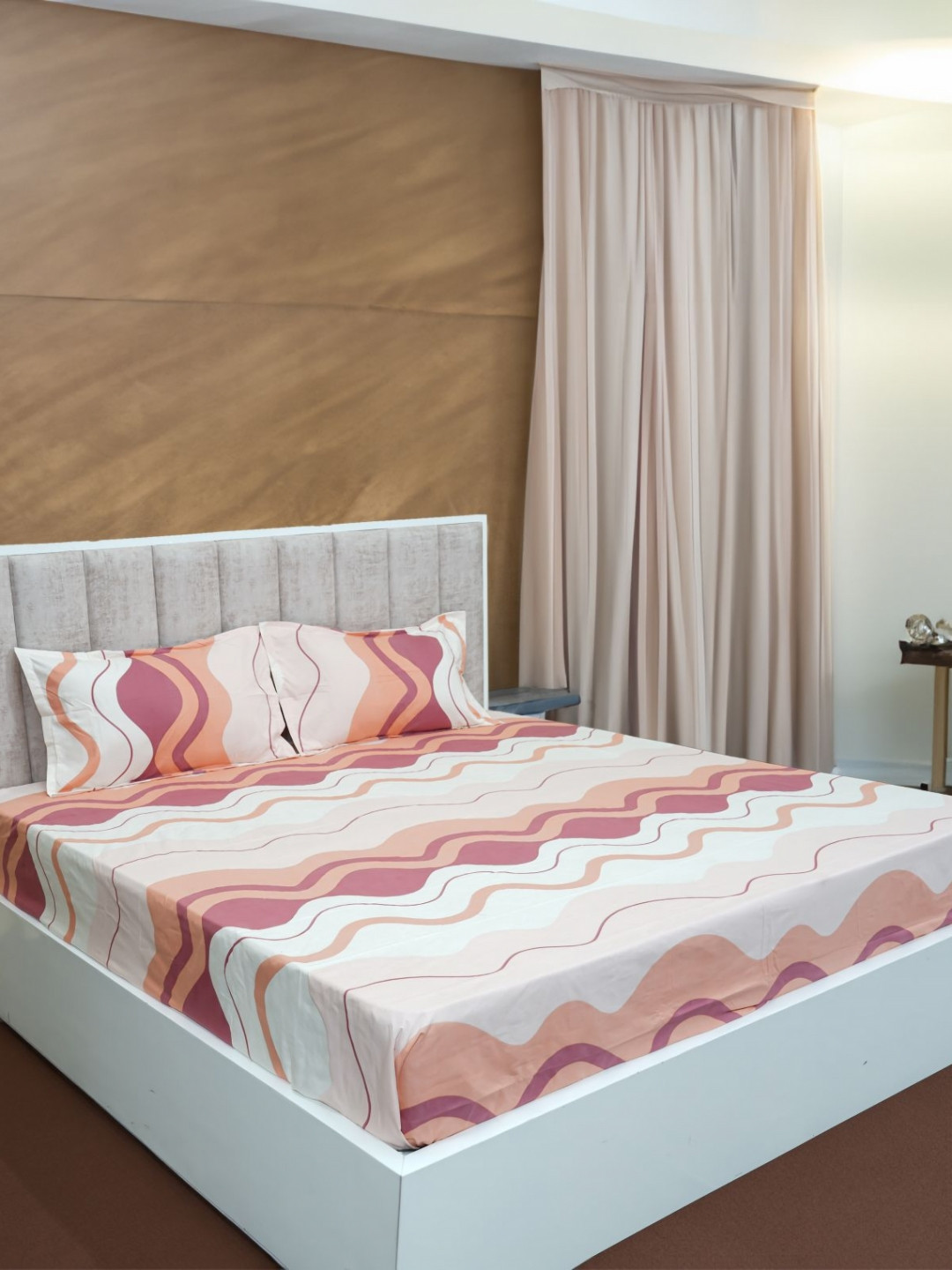 

Aura White & Peach-Coloured Printed Microfiber 210 TC Queen Bedsheet Set 2.28 m x 2.54 m