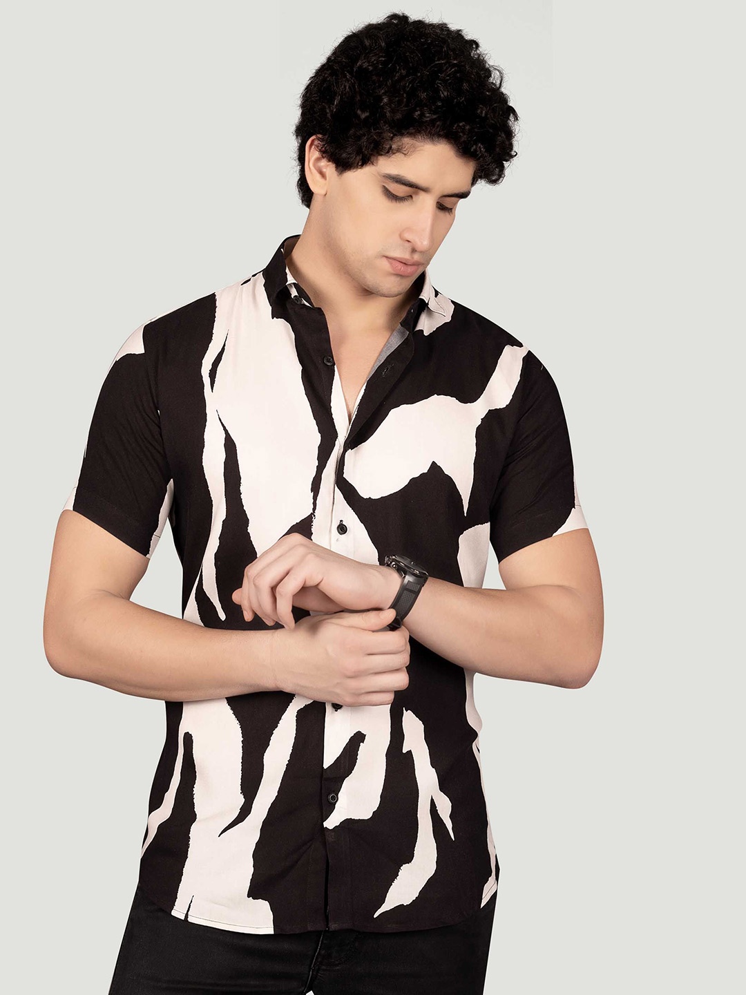 

ALMATY Men Comfort Spread Collar Abstract Printed Casual Shirt, Black