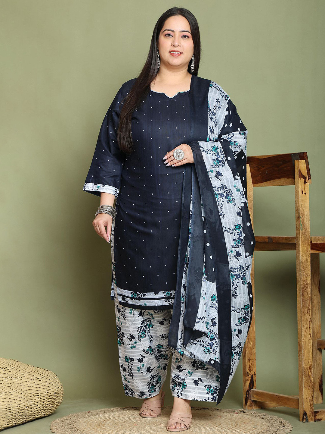 

Rajnandini Plus Size Notch Neck Floral Printed Straight Kurta with Salwar & Dupatta, Navy blue