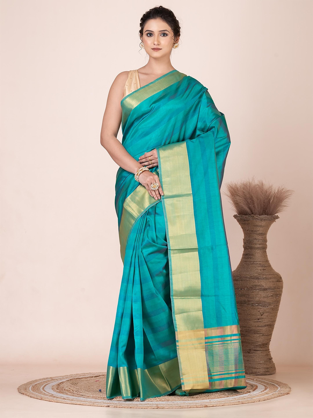 

VIBHAVARI Striped Zari Saree With Blouse Piece, Green