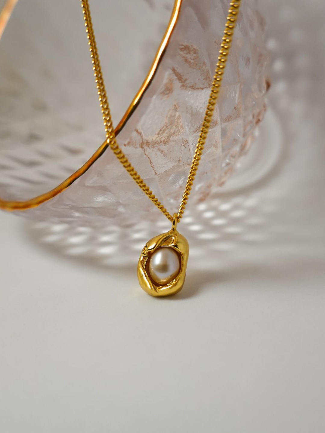 

JEWILLEY Vintage White Pearl Anti-Tarnish Gold-Plated Chain Neck Pendant