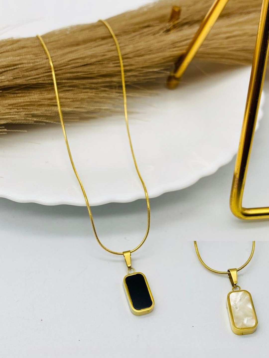

JEWILLEY Double Sided Anti Tarnish Gold Plated Pendants With Chain