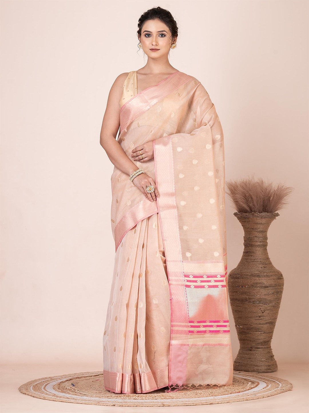 

VIBHAVARI Ethnic Motifs Woven Design Zari Organza Saree, Peach