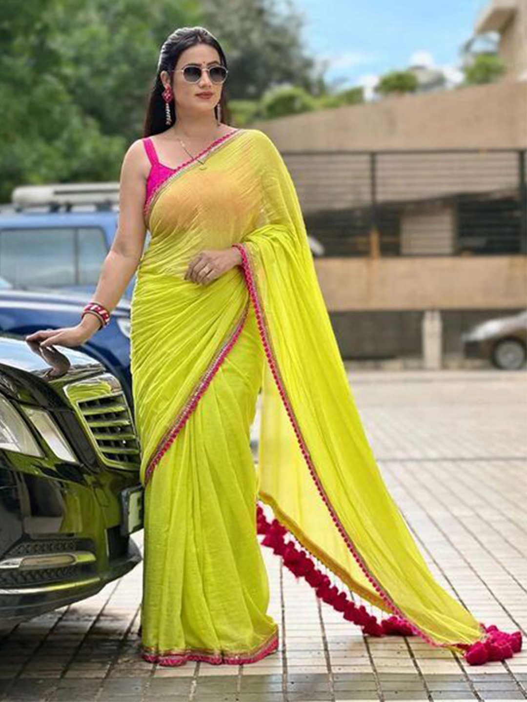 

VRAGI Embroidered Pure Georgette Maheshwari Saree, Lime green