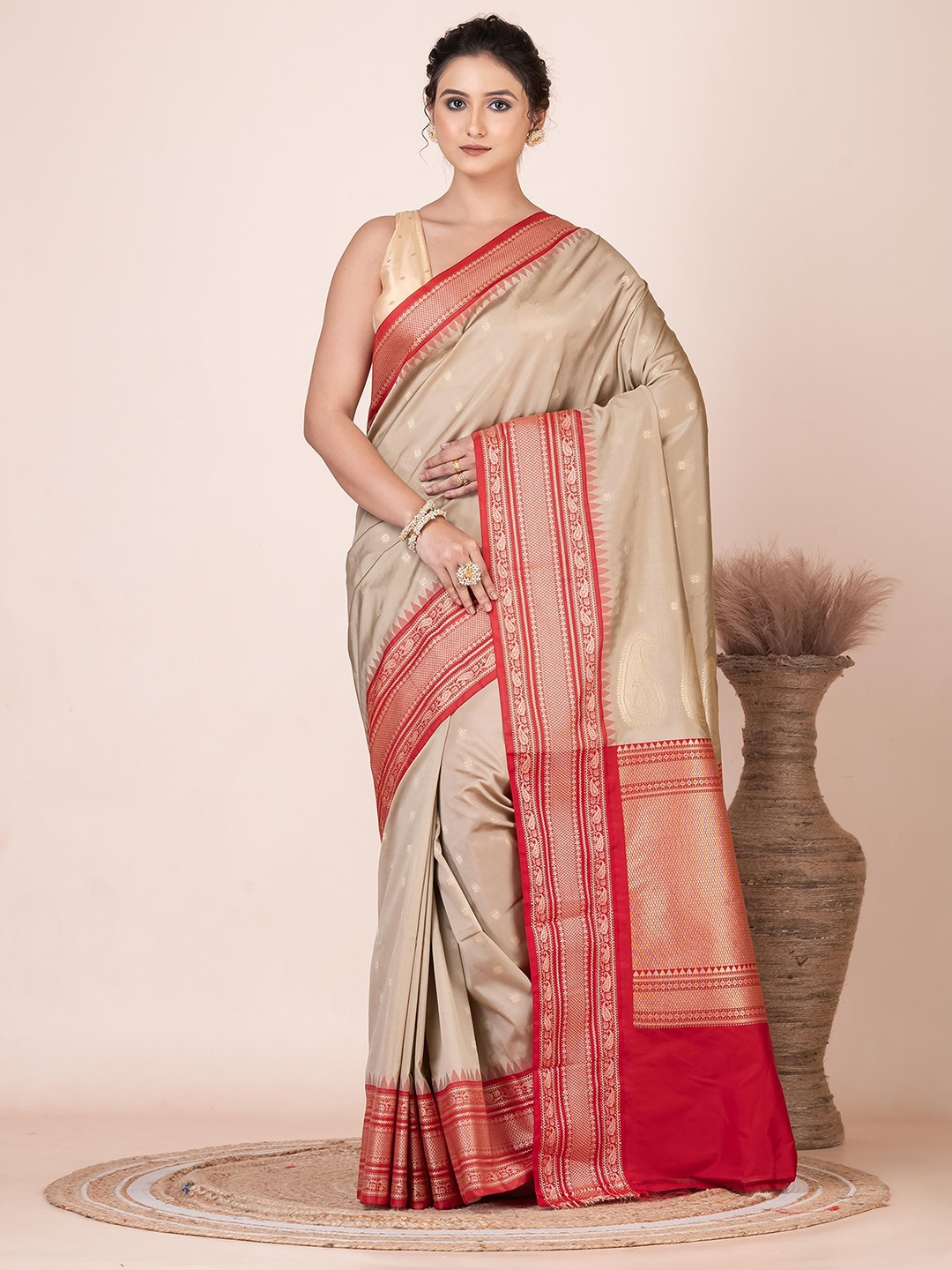 

VIBHAVARI Woven Design Saree With Blouse Piece, Beige