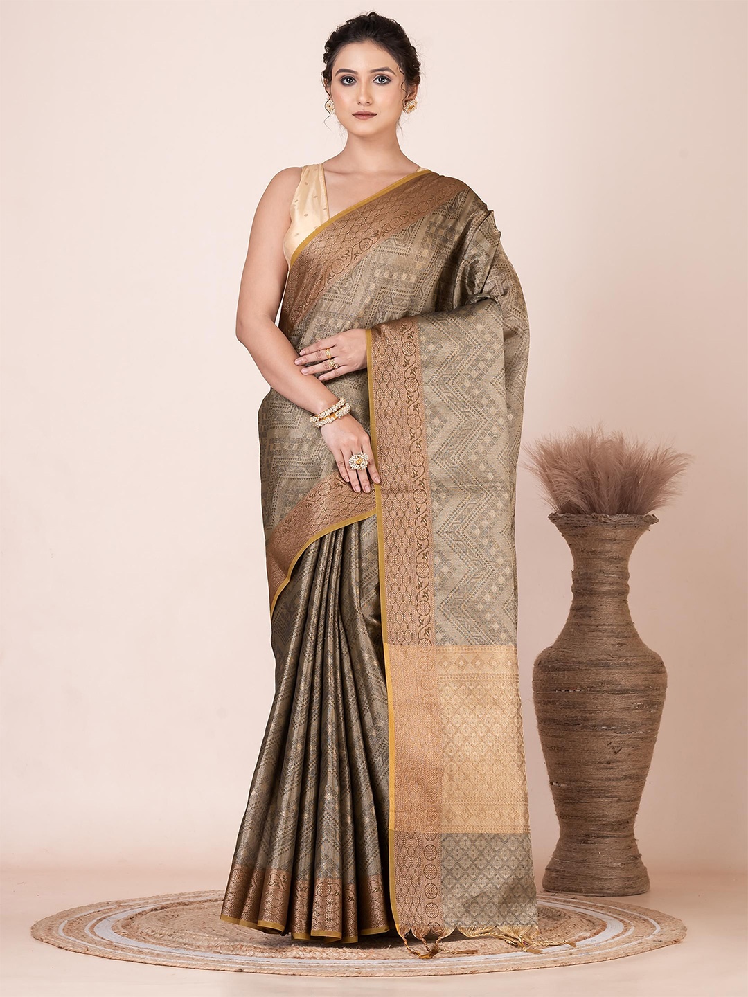 

VIBHAVARI Woven Design Zari Saree, Green