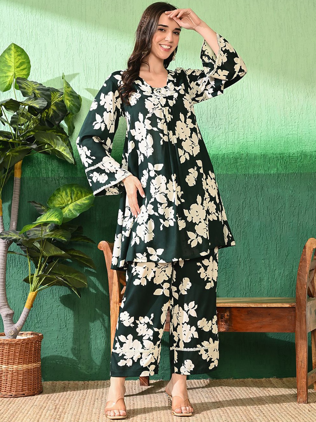 

Sangria Printed A-Line Kurti With Trouser, Green