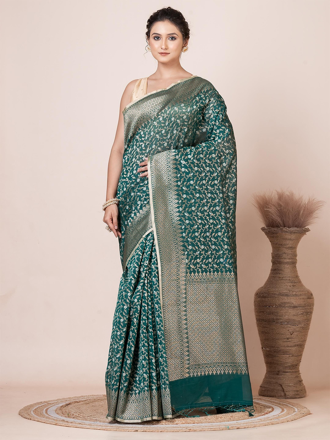 

VIBHAVARI Woven Design Zari Saree with border, Green