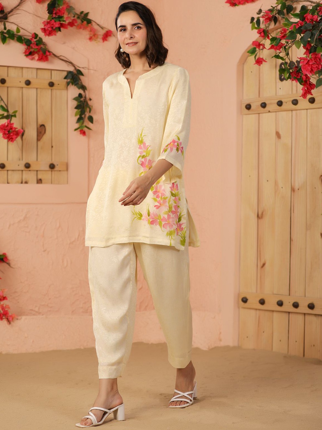 

Geroo Luxe Floral Regular Silk Crepe Kurti with Trousers, Off white
