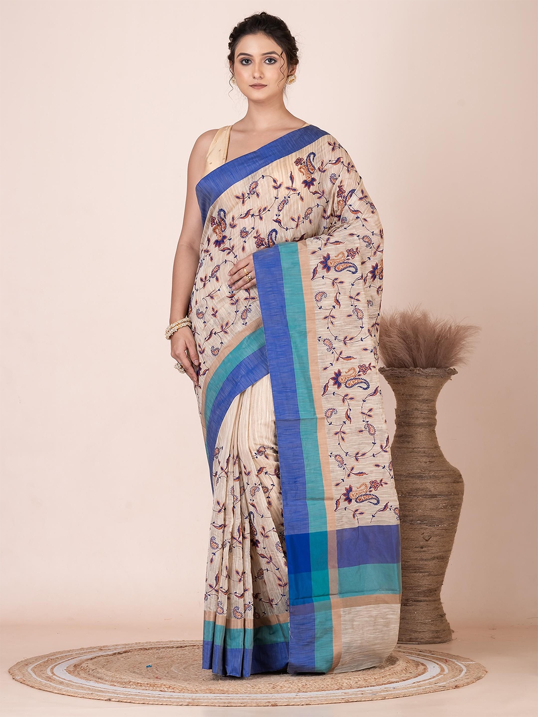 

VIBHAVARI Paisley Printed Saree, Beige