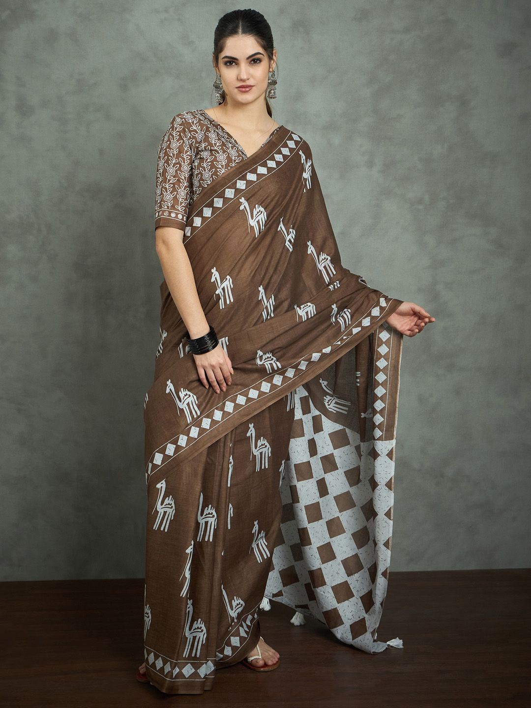 

Mitera Ethnic Motifs Printed Saree, Brown