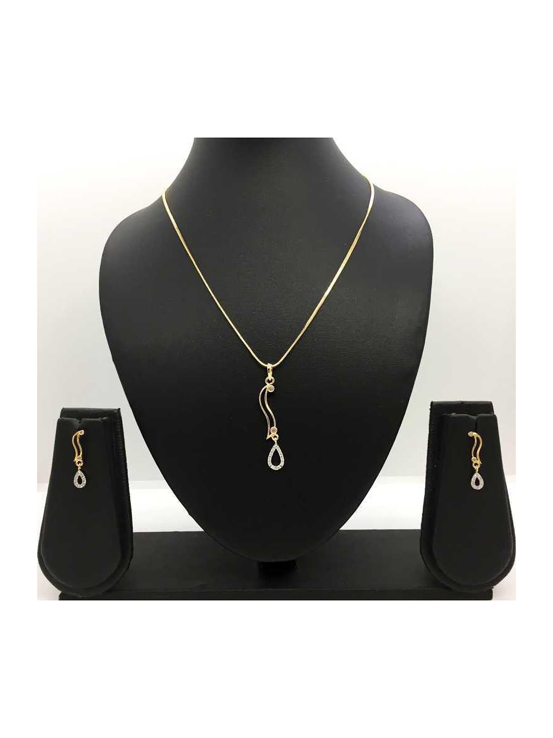 

SUNHARI Gold-Plated Stone Studded Jewellery Set