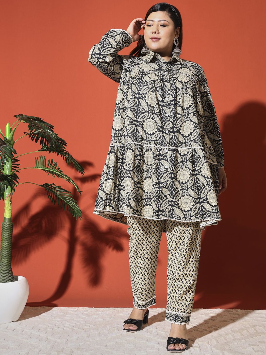 

MOOBA Women Printed Tiered Patchwork Pure Cotton Kurta with Pyjamas, Black