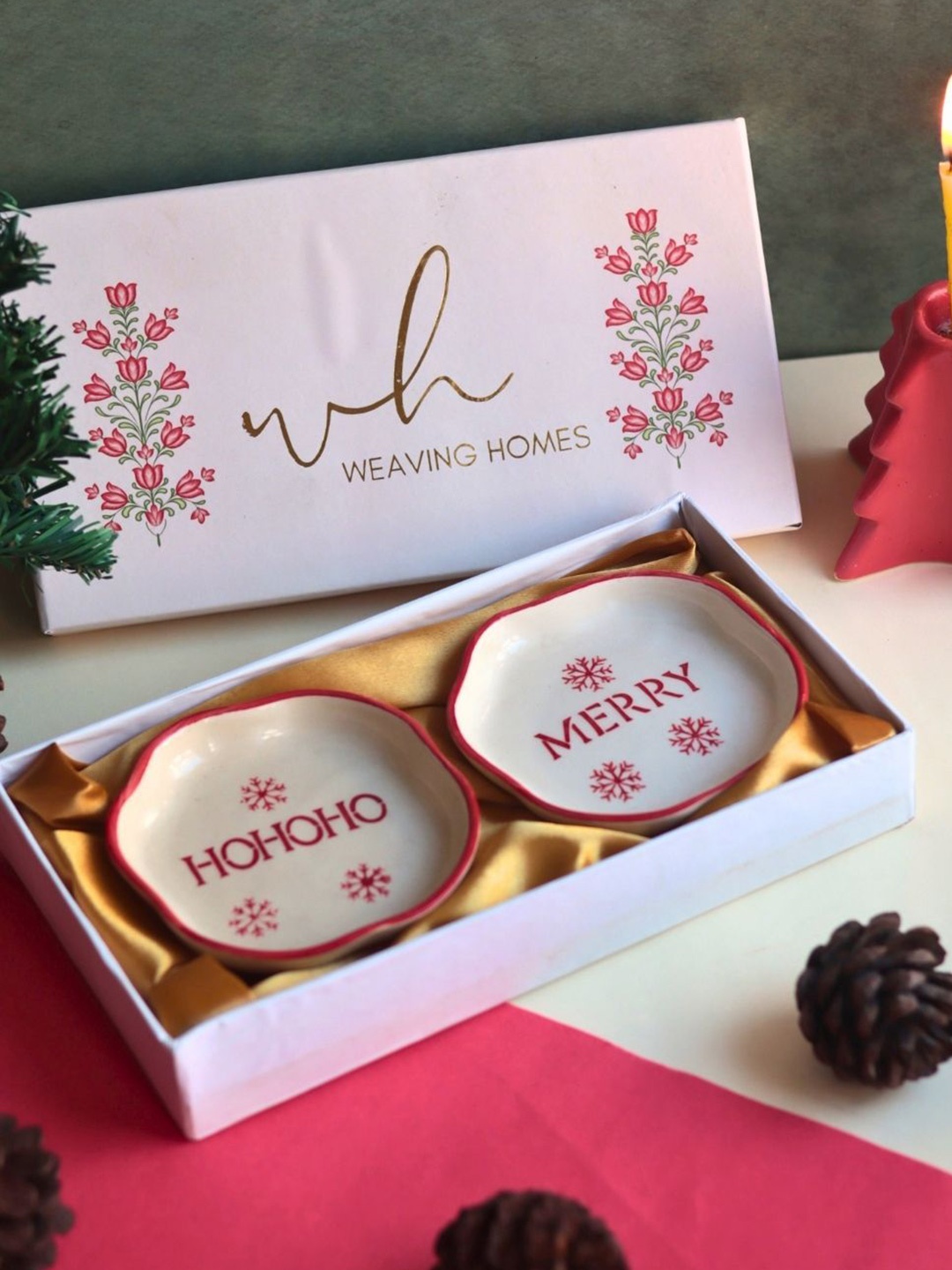 

WEAVING HOMES Red & White Merry & HOHOHO Printed Ceramic Plates With Gift Box