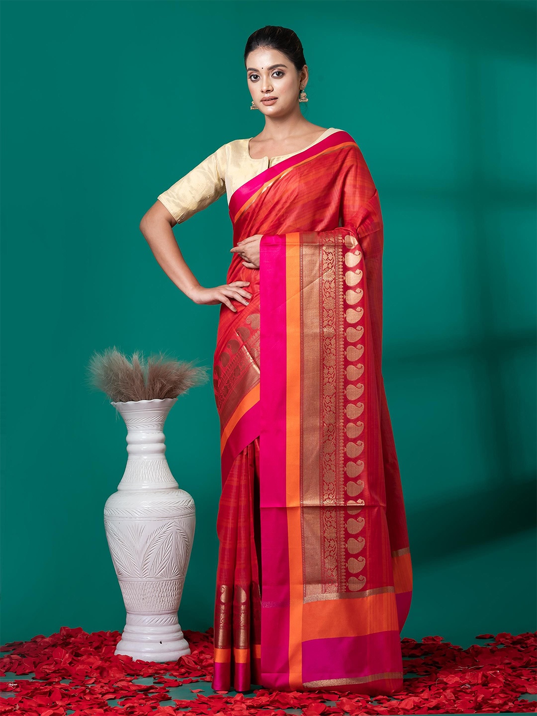 

VIBHAVARI Woven Design Saree, Red