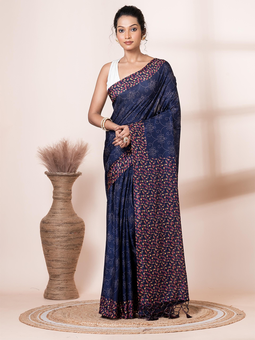 

VIBHAVARI Floral Printed Saree With Blous Piece, Blue