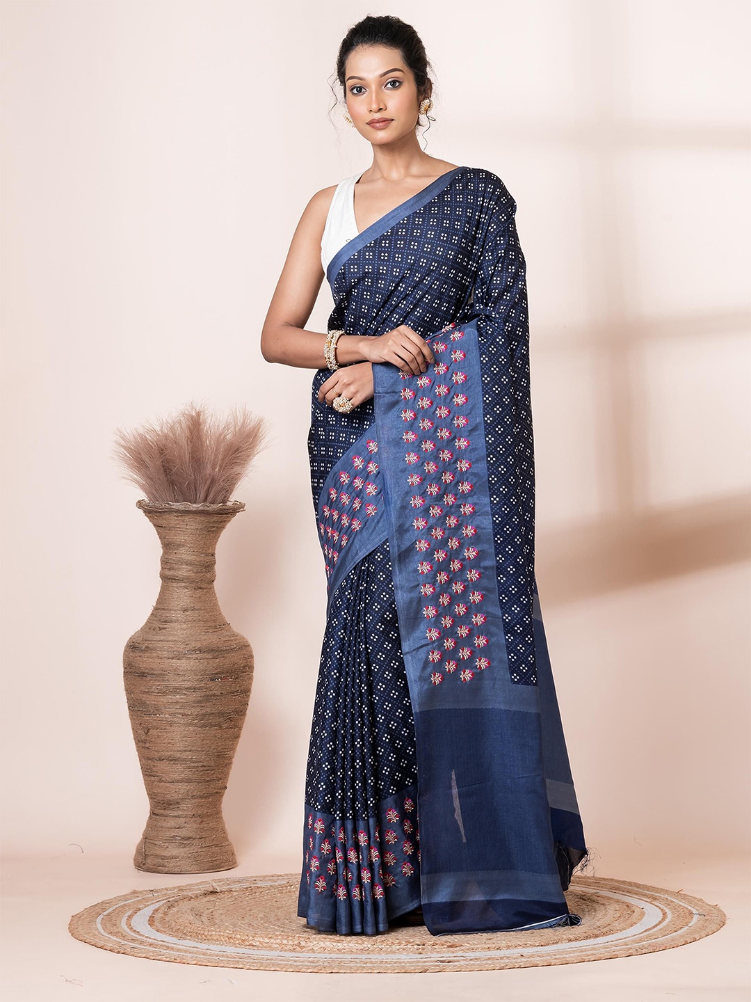 

VIBHAVARI Ethnic Motifs Embroidered Saree, Blue