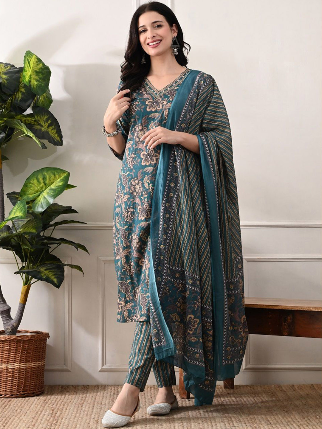 

DHROOV TARA Floral Printed Mirror Work Regular Straight Kurta with Trousers & Dupatta, Green