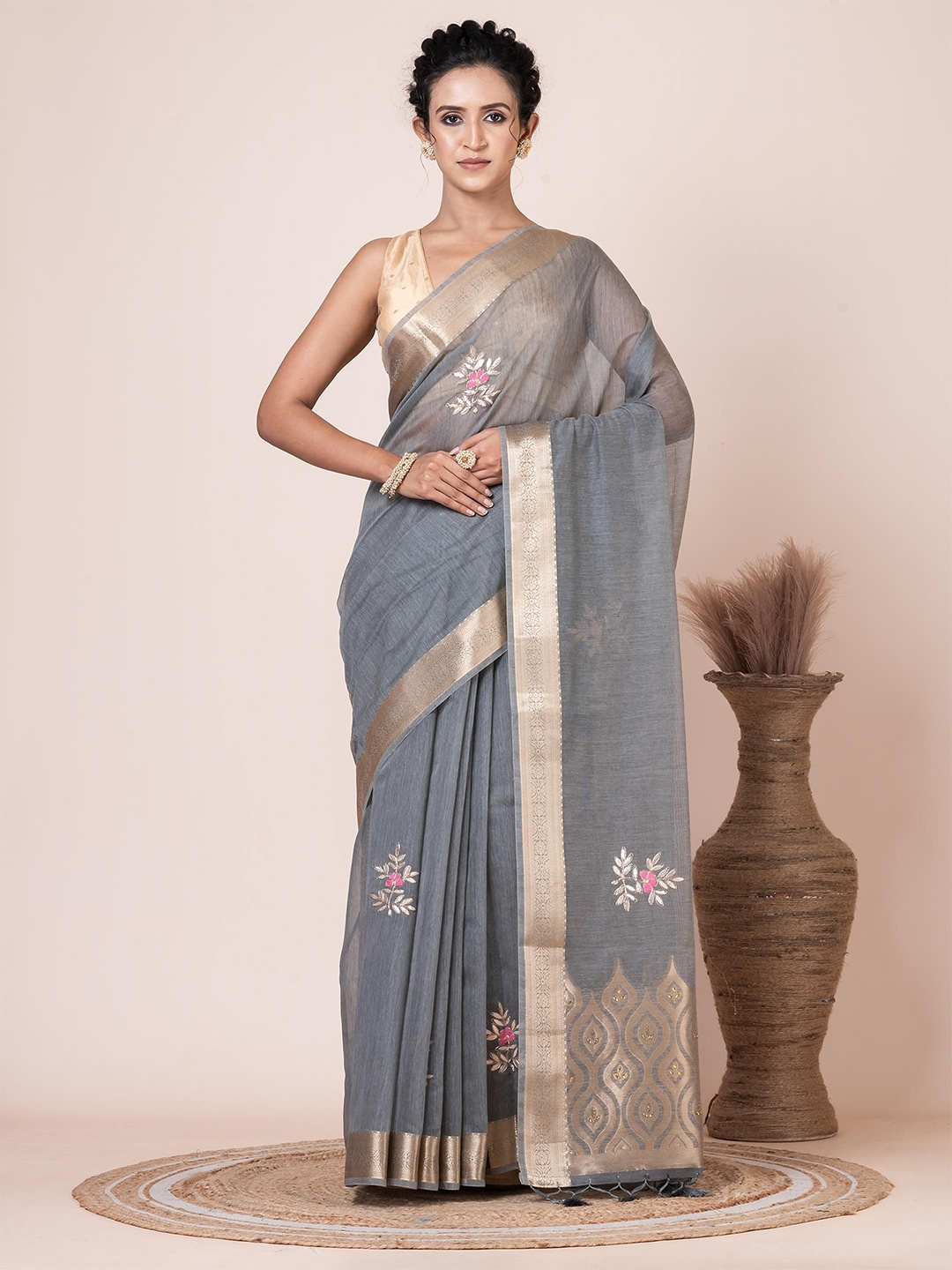 

VIBHAVARI Floral Embroidered Zari Saree, Grey