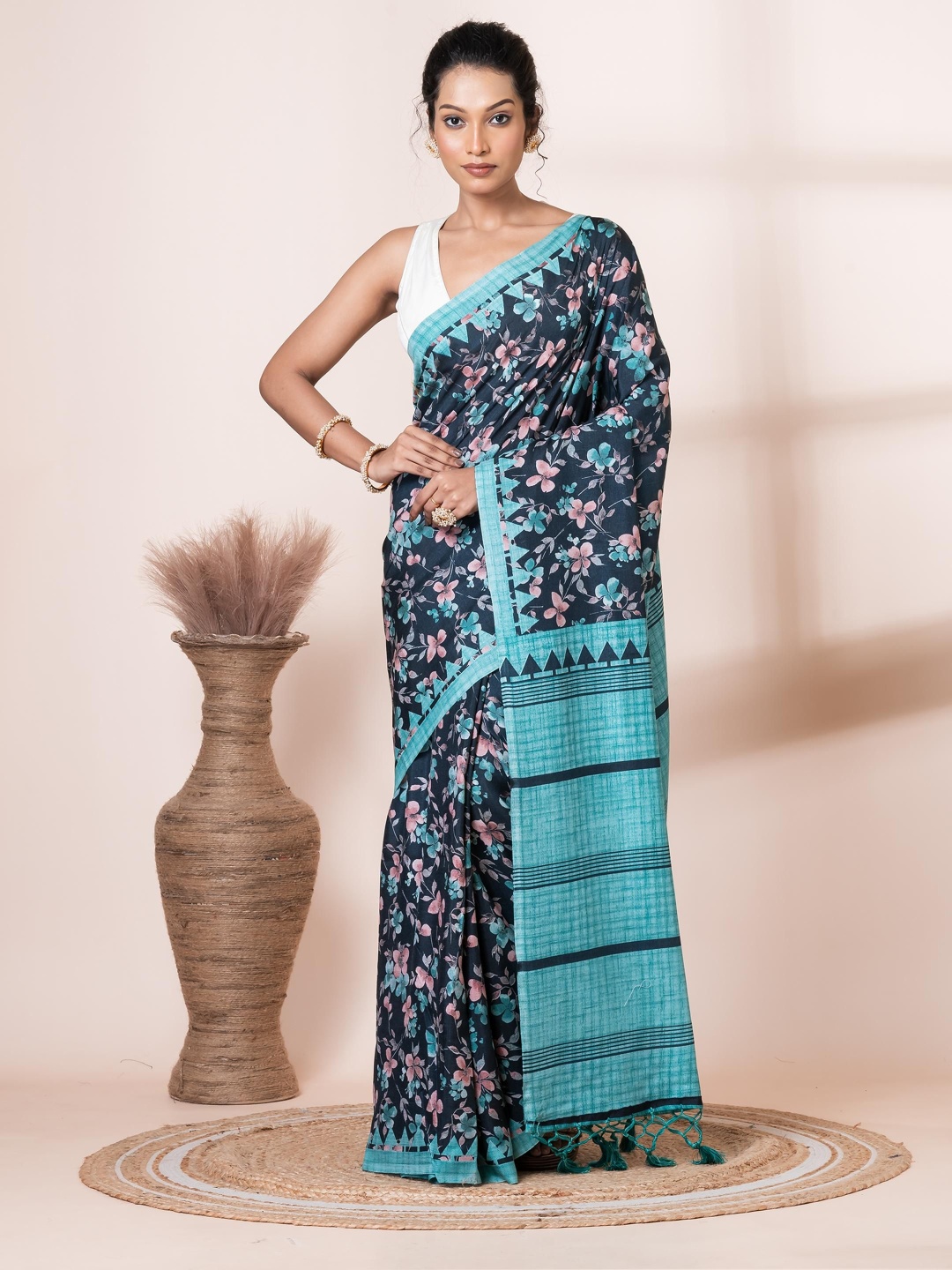

VIBHAVARI Ethnic Motifs Printed Saree, Black