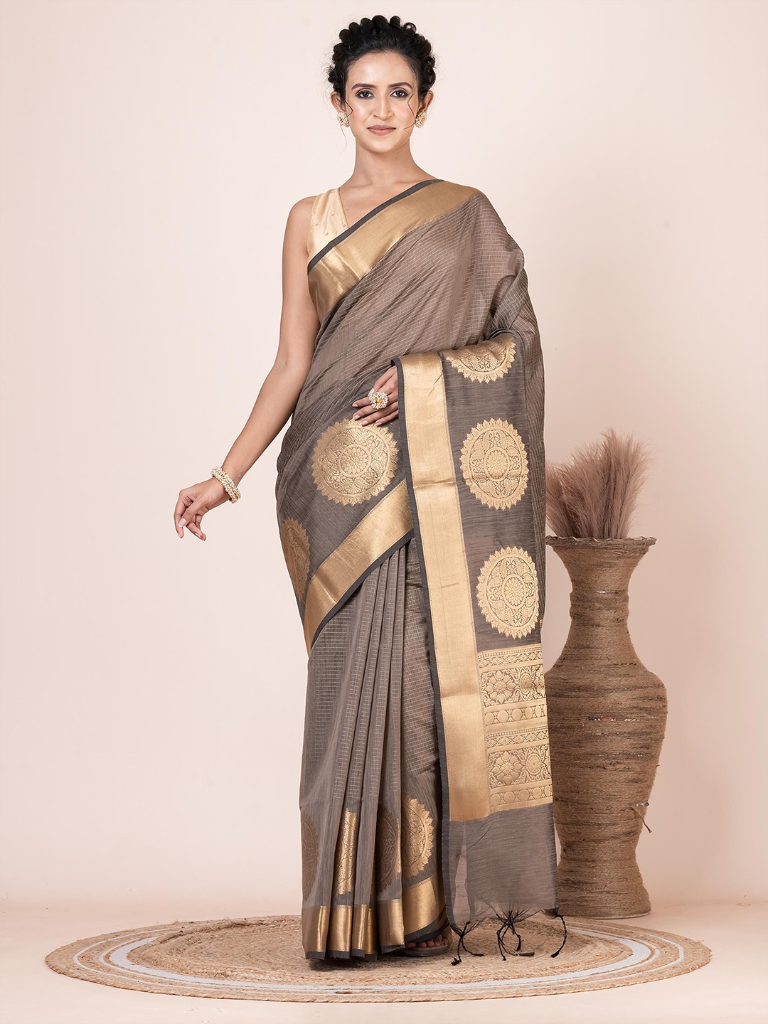 

VIBHAVARI Woven Design Zari Saree, Brown