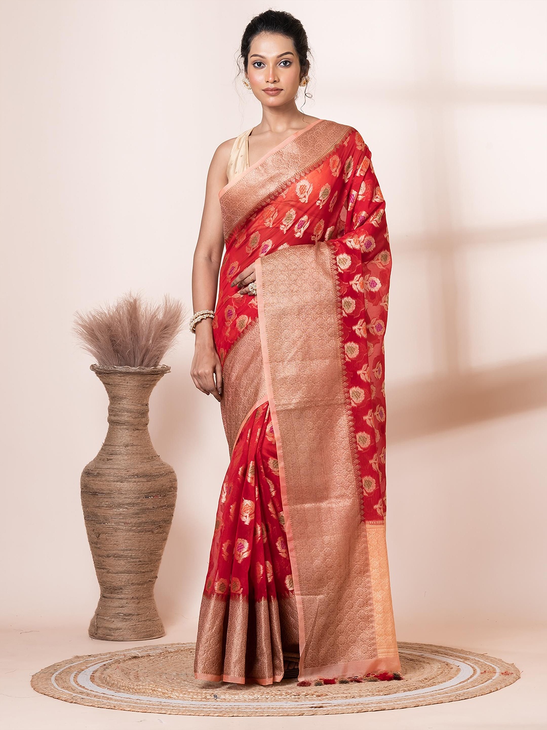 

VIBHAVARI Woven Design Zari Saree, Red