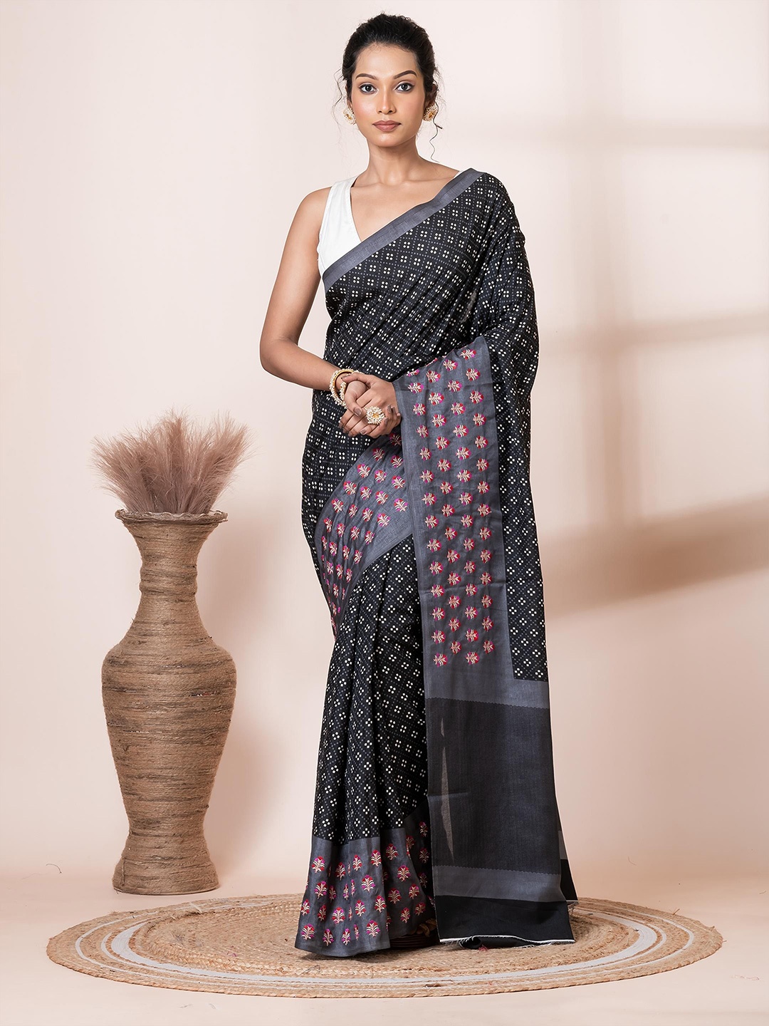 

VIBHAVARI Embroidered Saree, Black