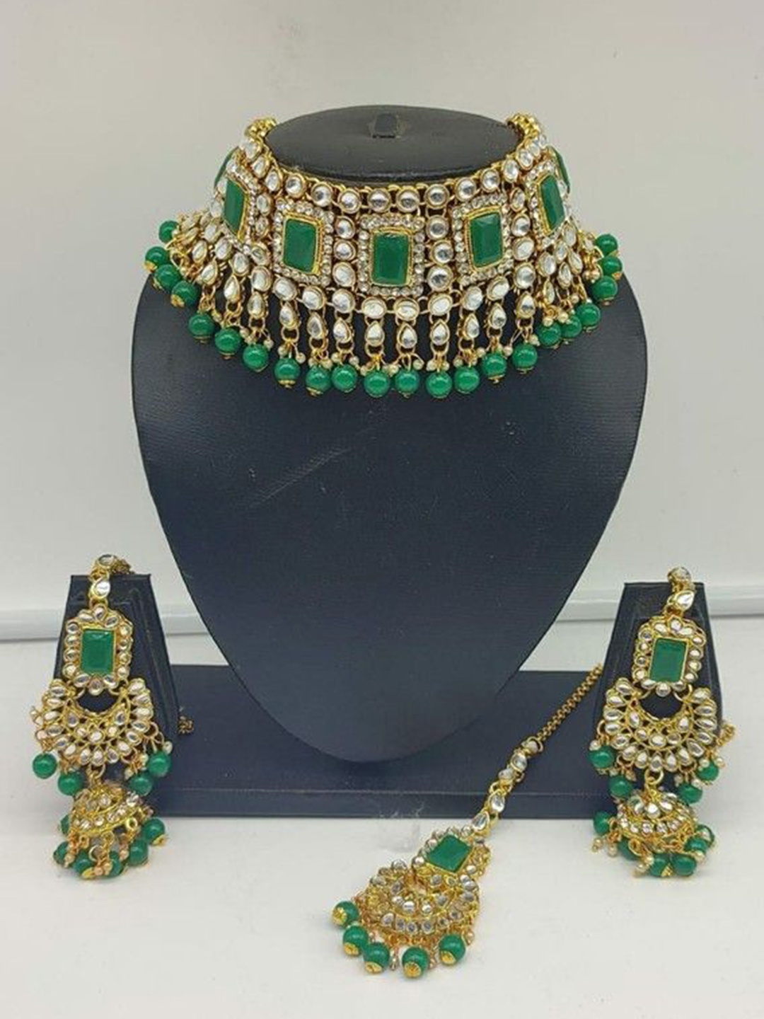 

Gyaan Jewels Gold-Plated Artificial Stones And Beads Studded & Beaded Jewellery Set
