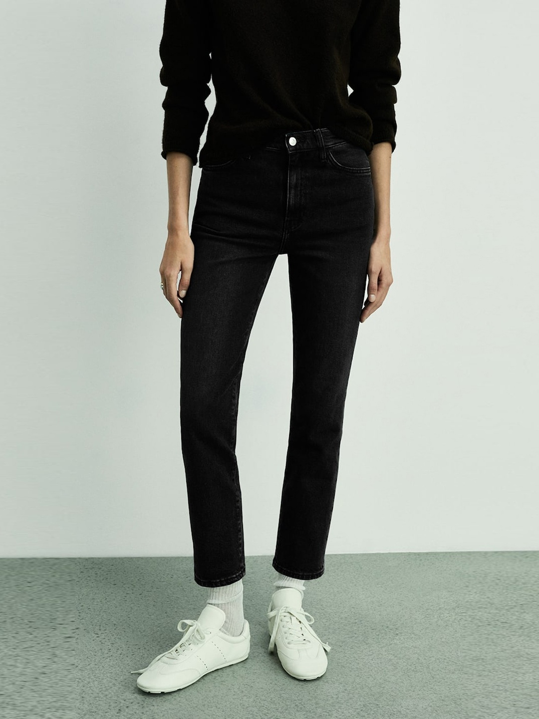 

MANGO Women Slim Fit Cropped Stretchable Jeans, Black