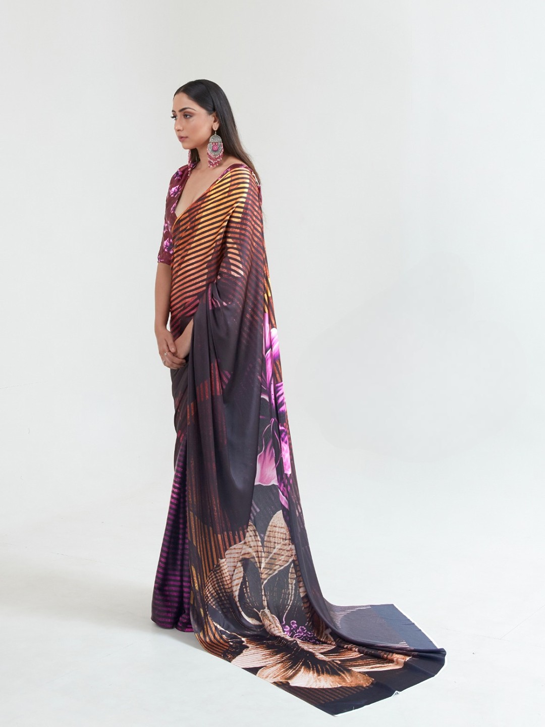 

Rujave Floral Printed Saree, Black