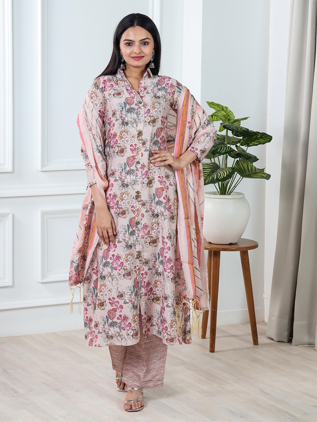 

VIVARAA FASHION Women Floral Printed Regular Chanderi with Trousers & With Dupatta, Pink