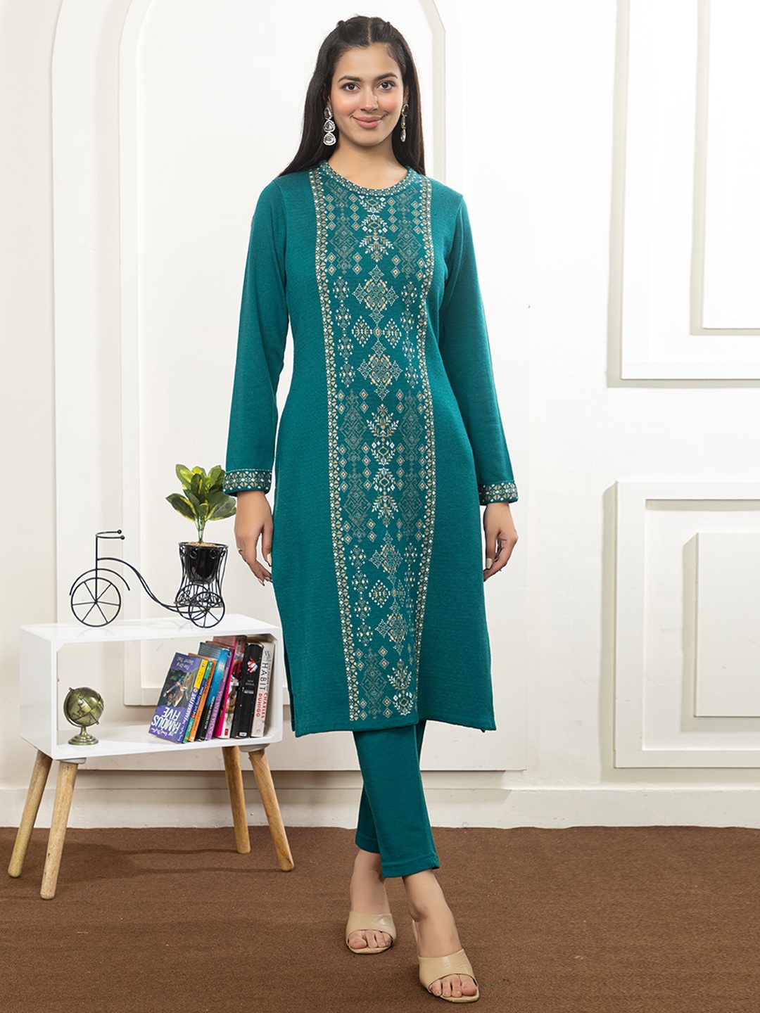 

Anouk Green Floral Woven Design Round Neck Straight Kurta