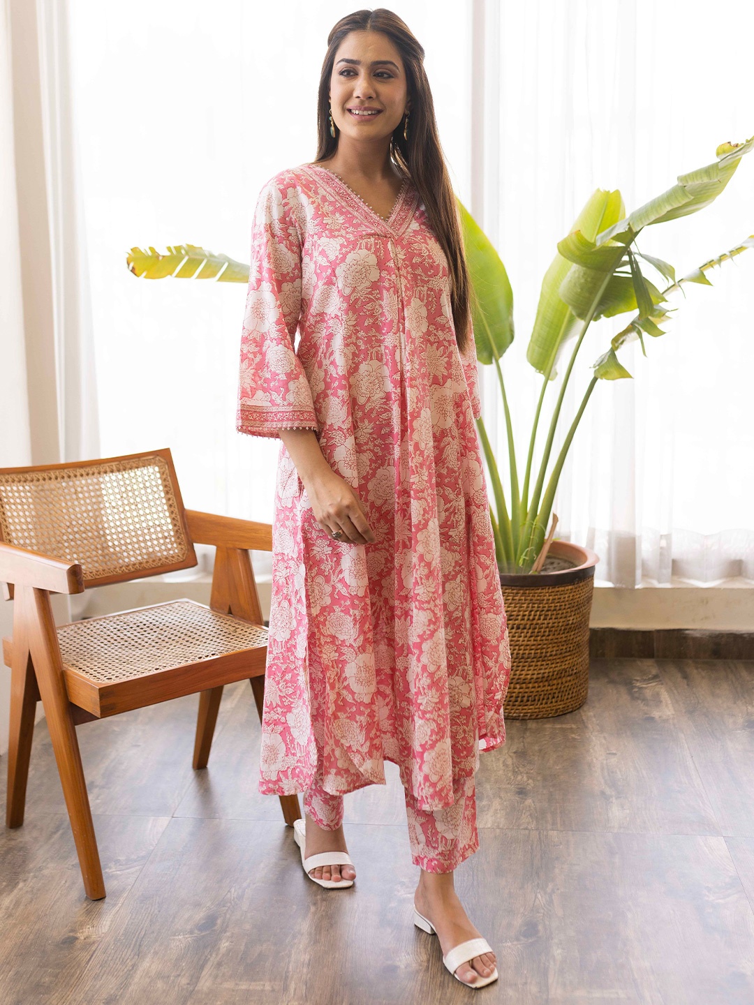 

Maitri Jaipur Floral Printed Sequinned V-Neck Pure Cotton A-Line Kurta With Trouser, Pink