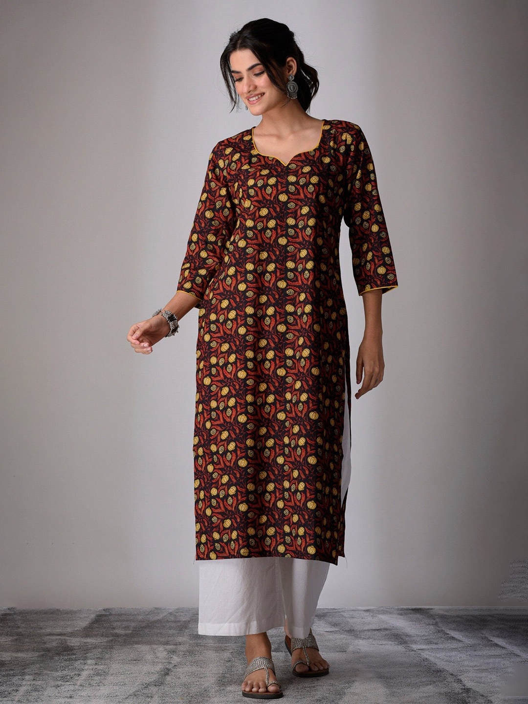 

DIMPLE DESIGN STUDIO Floral Screen Printed Sweetheart Neck Pure Cotton Straight Kurta, Black
