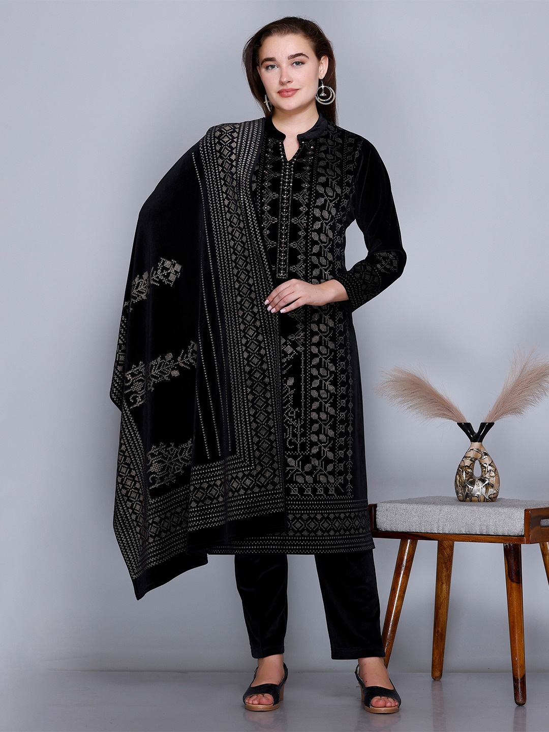 

EVORA Ethnic Motifs Embroidered Beads & Stones Velvet Kurta With Trousers & Dupatta, Black
