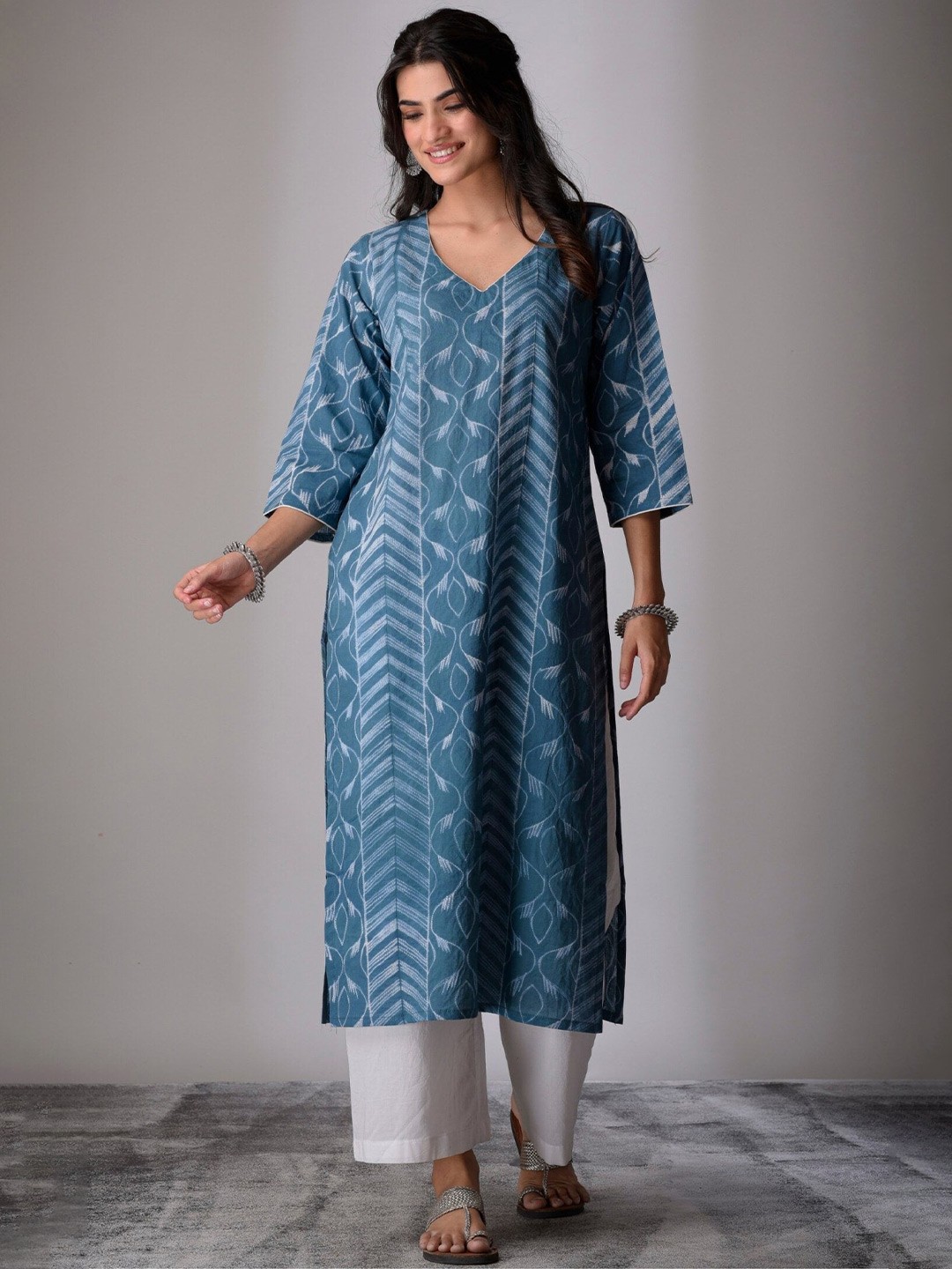 

DIMPLE DESIGN STUDIO Floral Printed V Neck Cotton Straight Kurta, Blue
