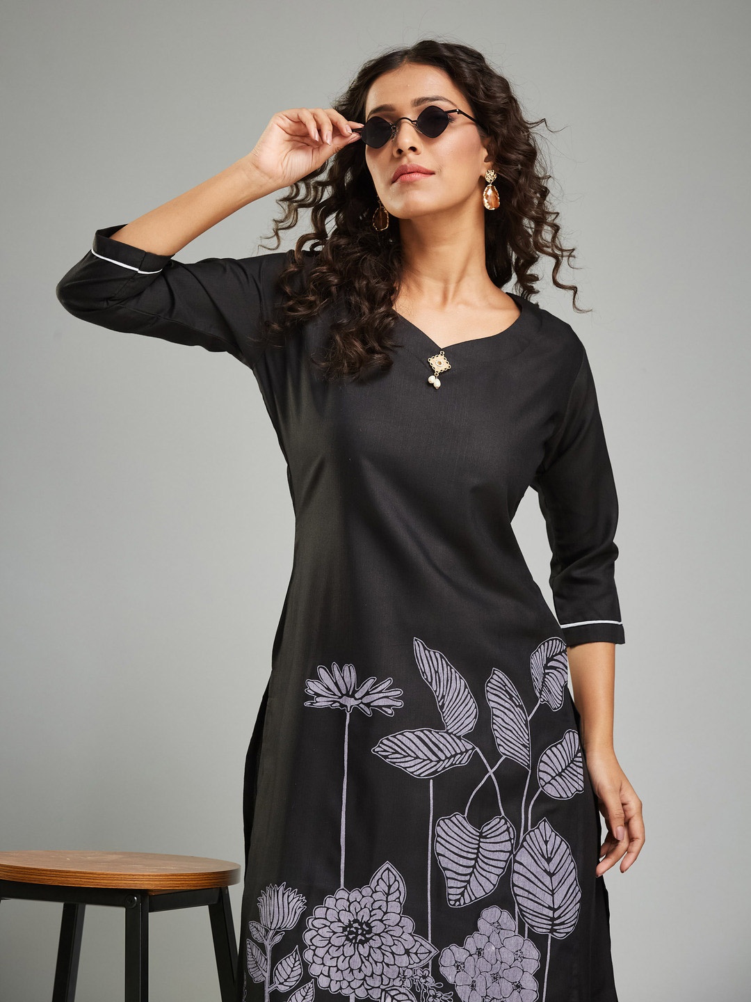 

KALINI Floral Printed Sweetheart Neck Straight Kurta With Pyjama & Dupatta, Black